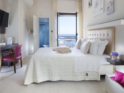 Elegantes Zimmer mit Meerblick, moderne Einrichtung und privates Badezimmer.