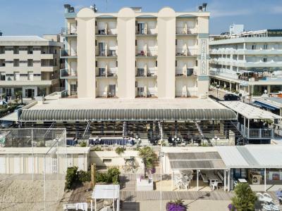 Strandhotel mit Terrasse und Strand.