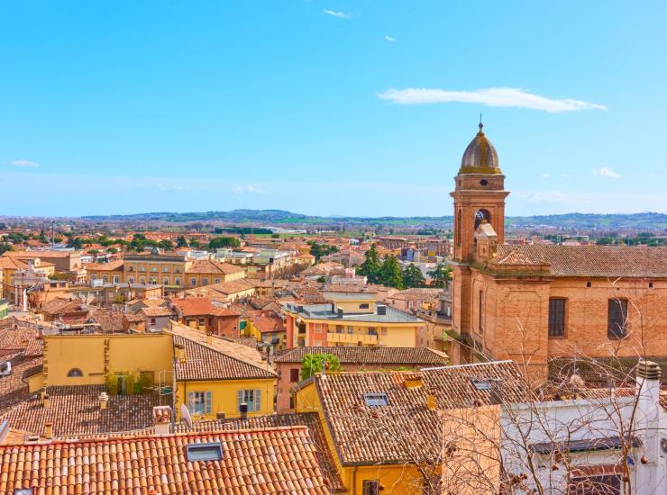 Vista panoramica di una città italiana con tetti e campanile.