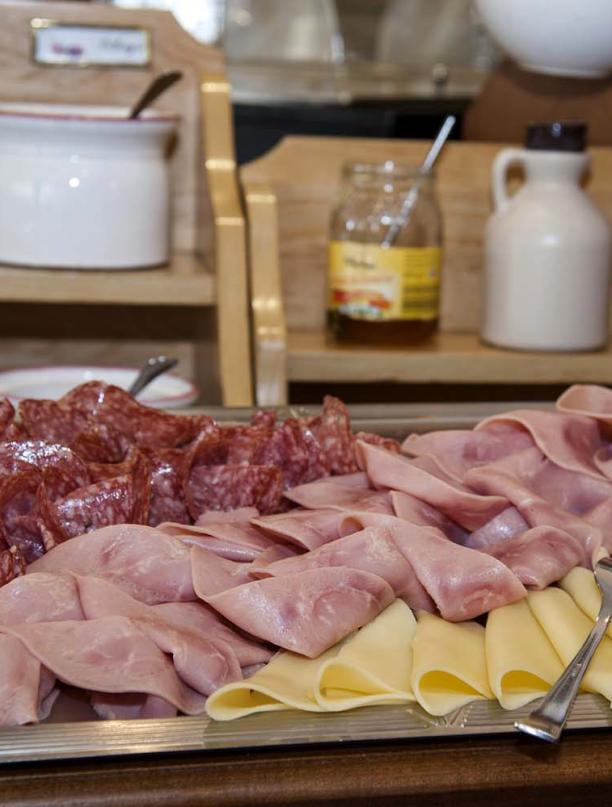 Tagliere con salumi e formaggi in un buffet.