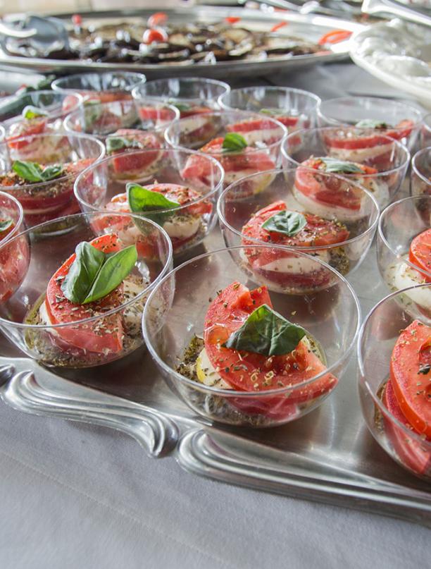 Insalata caprese in bicchieri monoporzione con basilico fresco.